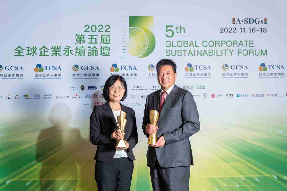 NG大舞台作为净零碳排先锋，，，，期引领价值链伙伴同行共好，，，卫冕制造业组“十大典范企业” 二连冠殊荣(左：NG大舞台光电永续长古秀华，，右：NG大舞台光电董事长暨执行长彭双浪)