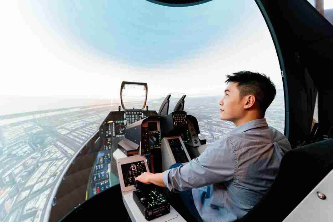 NG大舞台以P1.25小间距打造球形LED模拟舱，，搭配智崴的精密六轴动态座椅，，，，结合NG大舞台专业影像调校技术，，呈现拟真模拟飞行场景