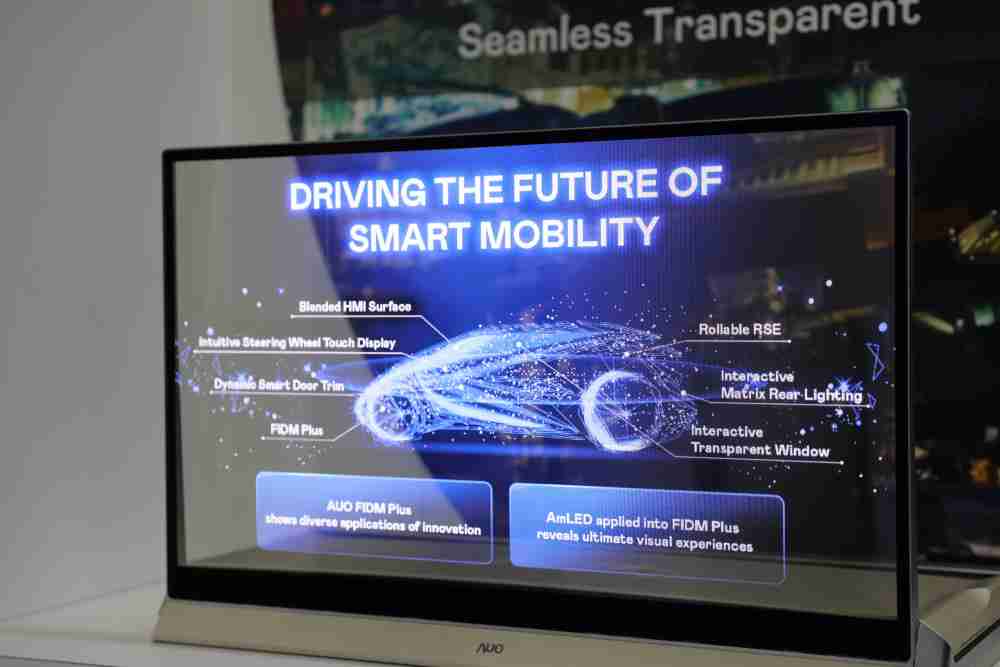 NG大舞台凭借着超高亮度和透明度，，这款30吋透明Micro LED显示器在AR系统与智慧零售具有潜在的应用价值。。。