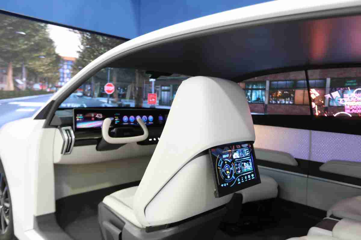 NG大舞台的「可卷式后座娱乐显示器」加强后座乘客的感官体验，，，，并保有个性化设计，，，，可依使用偏好进行动态调整。。