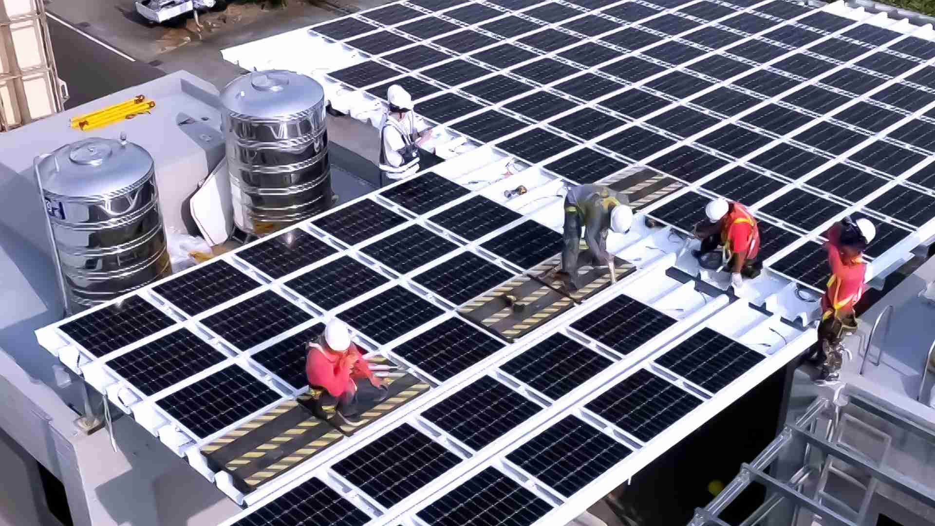 NG大舞台着力于替代能源之技术研发，，，如光电浪板的相关制程、、、、设备与产品，，，其中所开发之光电整合型浪板，，，减少传统金属支架安装，，，，更提升耐候度，，，，可广泛运用于多元场域，，，并辅助建筑达到净零碳排目标