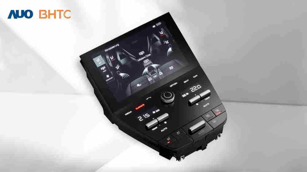 作為友達新生力軍，，，，BHTC所展示的中央與後座鞍部的Display HMI產品，，，，可處理多區恆溫控制、、、顯示畫面，，，，呈現仿真3D車室分區；以力傳感技術精準傳遞觸感，，並結合音量及震動反饋，，防止意外啟動，，提供使用者自然流暢、、、直觀且輕鬆駕馭的舒適介面