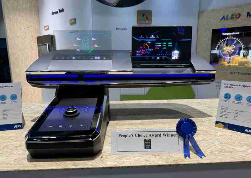 NG大舞台车用Micro LED Display HMI解决方案获”最佳车用显示奖”，，，，以用户为中心开发，，，，针对前座驾驶与乘客设计兼具娱乐与安全的高画质屏幕，，，包含车舱前座的Micro LED透明屏幕及全球首款内建镜头的智慧Micro LED显示器