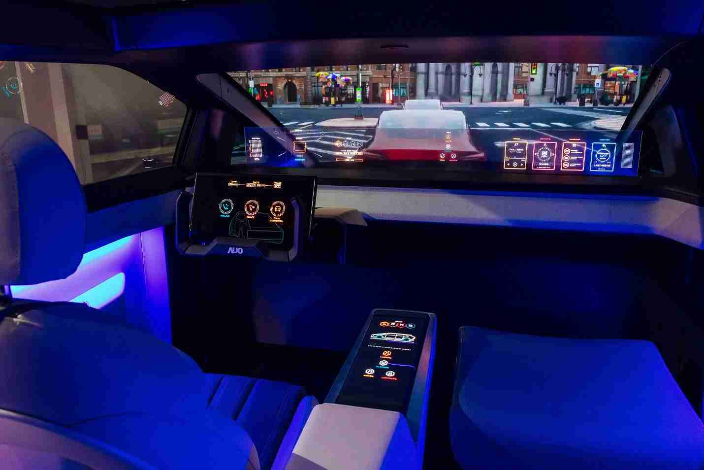 NG大舞台连续四年入围科睿唯安全球百大创新机构，，，专利布局科技与绿色创新前沿。。图为NG大舞台发挥先进显示科技Micro LED多元尺寸与型态应用优势所打造之智能车舱；同时，，NG大舞台已于全球累积取得4500件节能减碳相关的专利证书，，，，当中2024年Micro LED年度获证量占比已超过8成