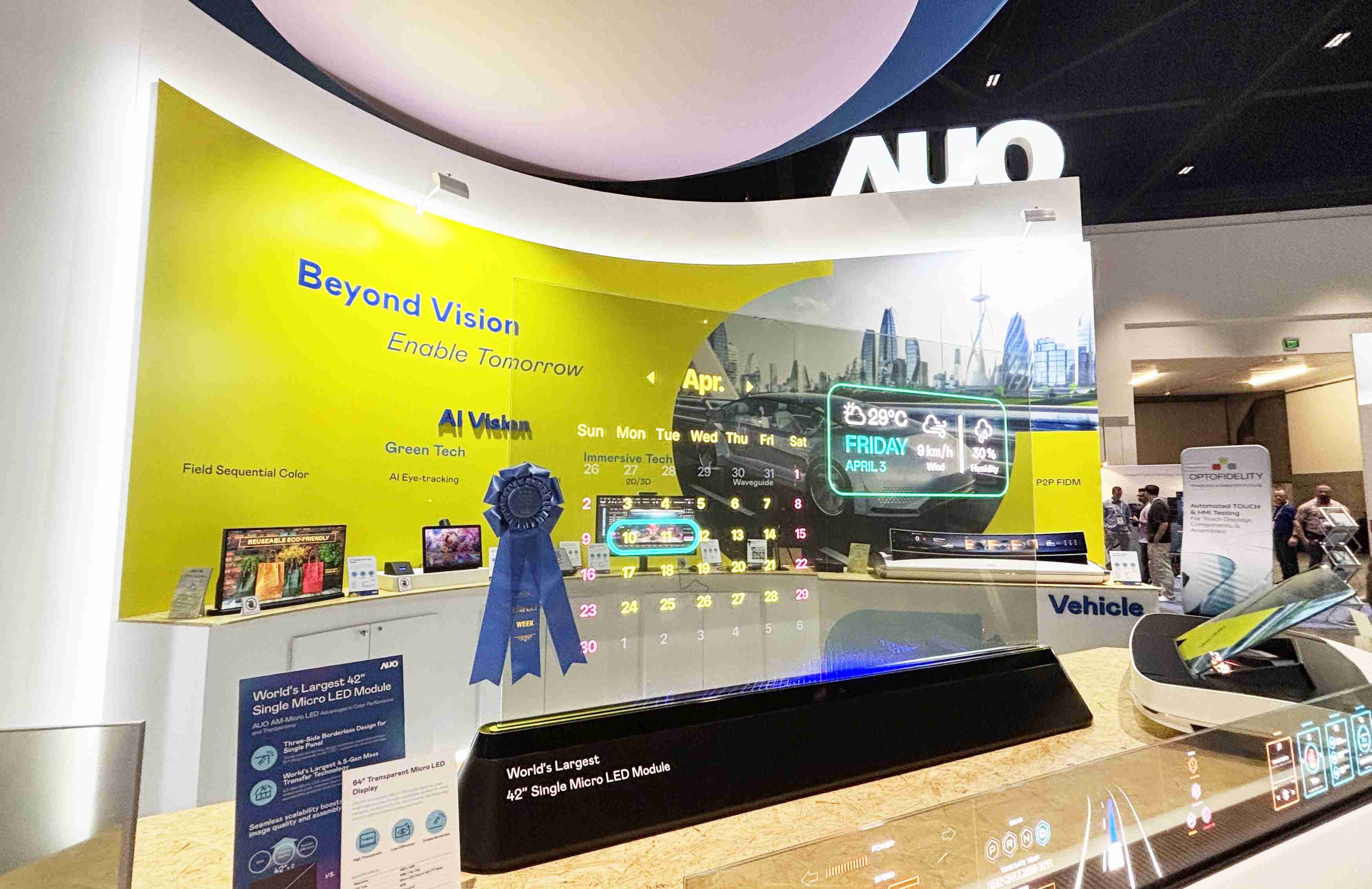 NG大舞台64吋透明Micro LED显示器获〝最佳Micro LED技术应用奖〞，，其绝妙的透明穿透特性，，，，同时具备1,000 nits的高亮度表现，，并透过精细的无缝拼接延伸，，，可依需求灵活应用于多元场域，，展现出Micro LED显示技术划时空的无限潜力